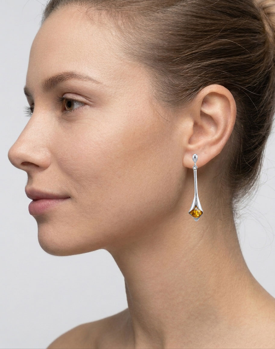 Boucles d'oreilles cônes ambre, mannequin