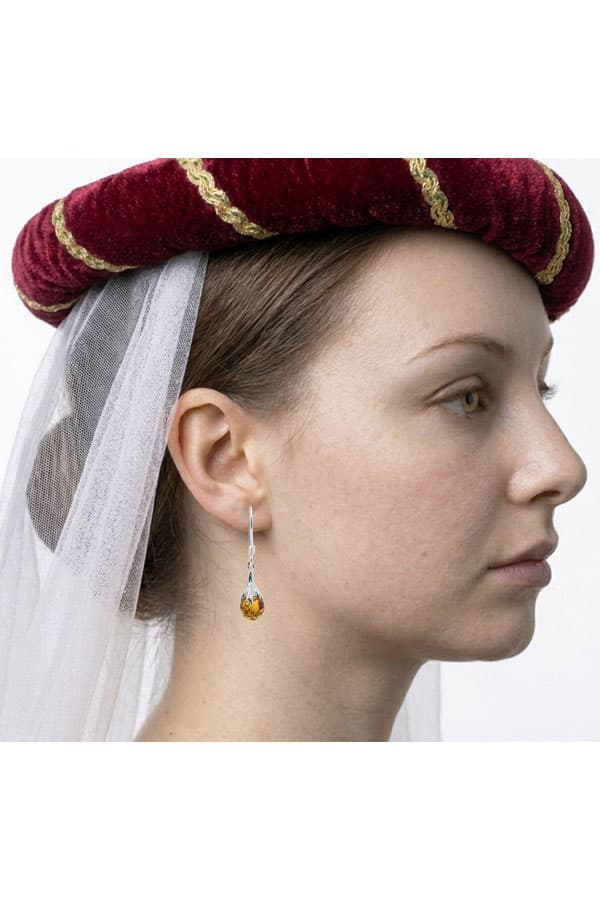 Boucles d'oreilles Ambre Griffes, mannequin
