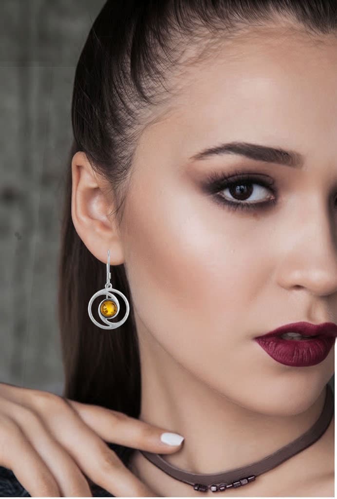 Boucles en ambre et argent spirale, mannequin