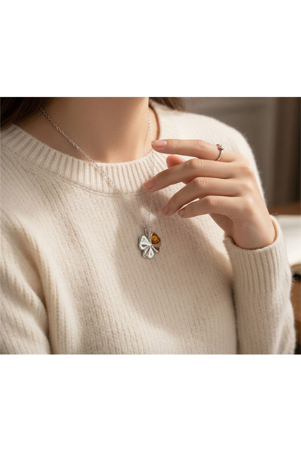 Pendentif-trèfle,-porte-bonheur-ambré,-mannequin femme