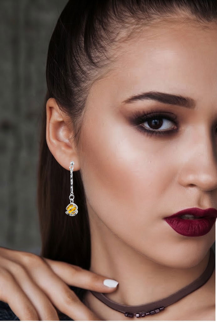 Boucles Pendantes Ambre & Argent, mannequin
