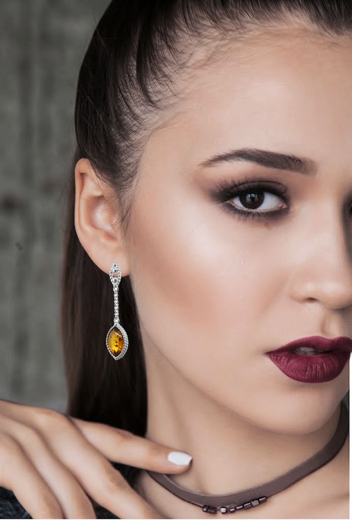 Boucles Pendantes Ambre Cognac, mannequin