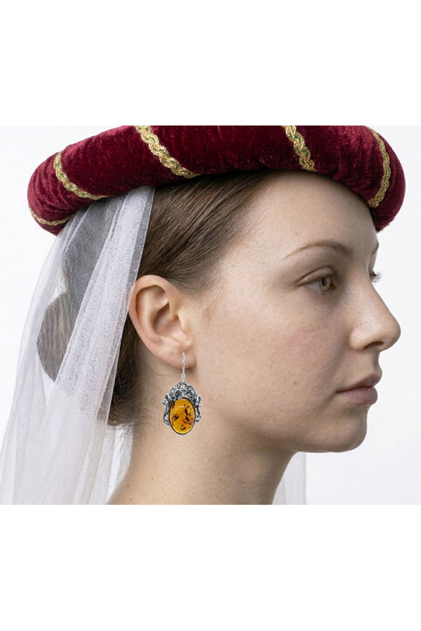 Boucles d'Oreilles Ambre Vigne, mannequin